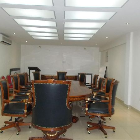 Airport Plaza Hotel Djoeba Buitenkant foto