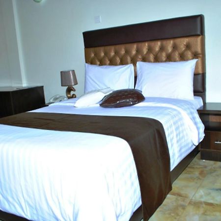 Airport Plaza Hotel Djoeba Buitenkant foto