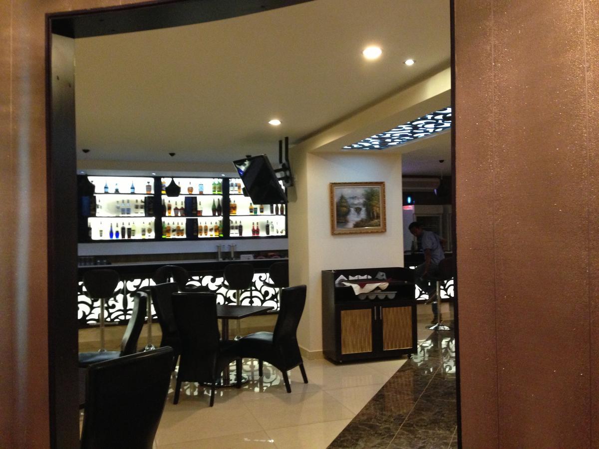 Airport Plaza Hotel Djoeba Buitenkant foto
