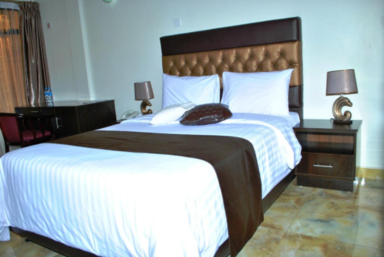Airport Plaza Hotel Djoeba Buitenkant foto